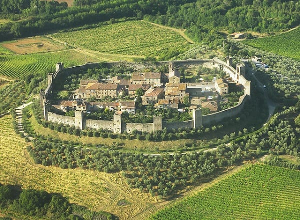 Vista de cima de Monteriggioni, uma cidade medieval na Toscana que permanece intacta