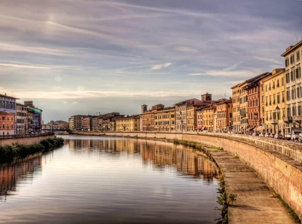 As belas construções às margens do Rio Arno, que  corta a cidade de Pisa