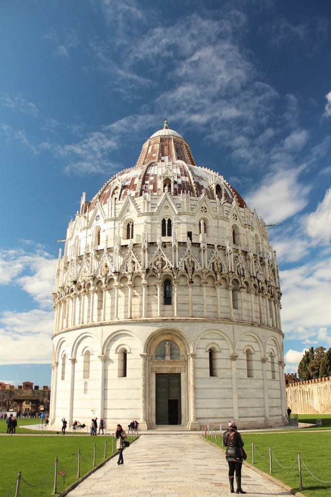 O belíssimo Batistério de Pisa, que fica na Piazza dei Miracoli
