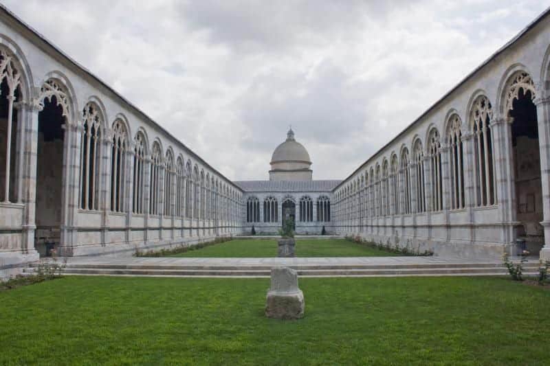 Camposanto, o cemitério monumental de Pisa, na Itália