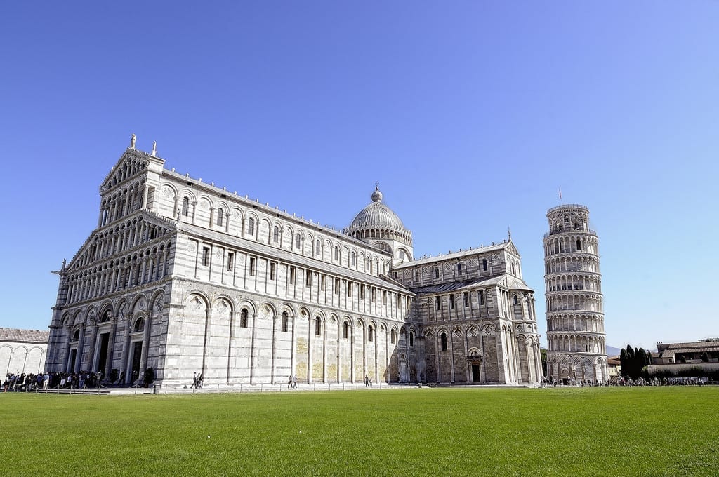 Na Piazza dei Miracoli estão reunidos os principais monumentos da cidade de Pisa, na Itália