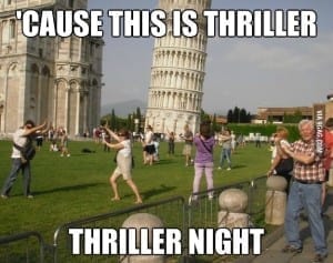 Turistas vindos de todas as partes do mundo fazem montagem com a Torre de Pisa