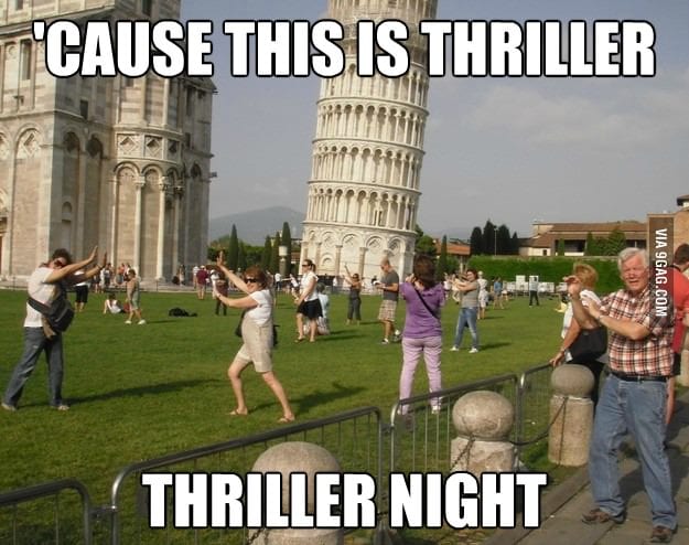 Turistas vindos de todas as partes do mundo fazem montagem com a Torre de Pisa. 