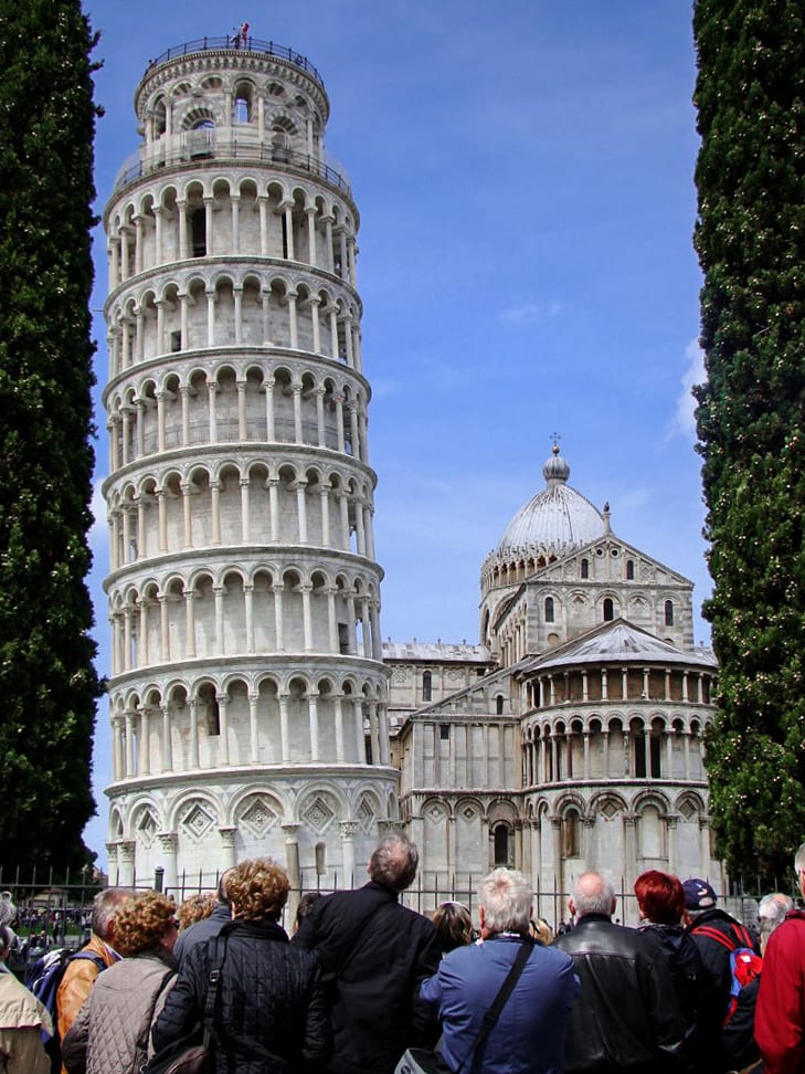 Turistas admirando a torre inclinada