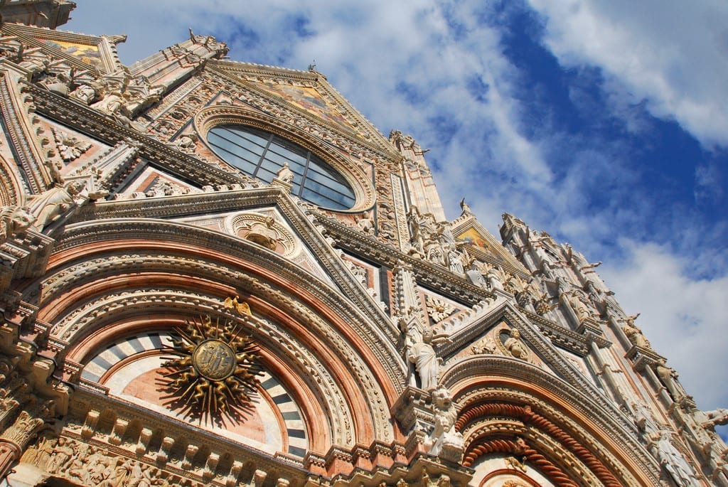 A fachada da Cattedrale Metropolitana di Santa Maria Assunta, mais conhecida como Duomo di Siena, é uma das mais bonitas da Itália