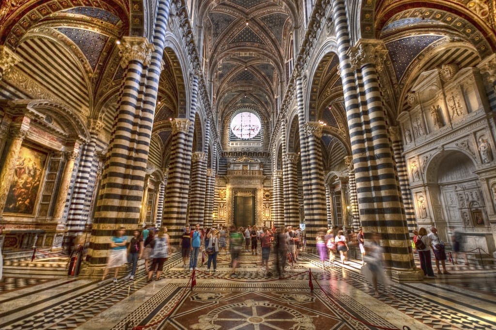 O interior do Duomo di Siena é de tirar o fôlego. Vale a pena a visita