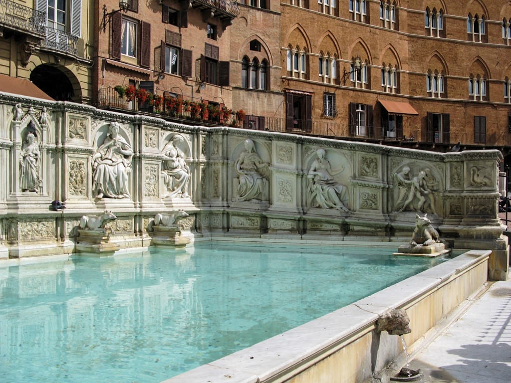A Fonte Gaia é um dos principais monumentos de Siena e fica na Piazza del Campo