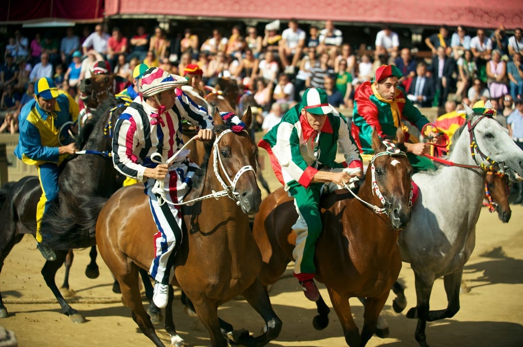 O Palio di Siena é uma corrida de cavalos que acontece na Piazza del Campo desde o desde o século XVII. São duas edições por ano, uma no dia  2 de julho e outra em 16 de agosto