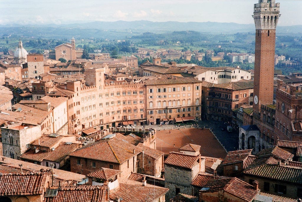 A Piazza del Campo, lugar onde estão os principais pontos turísticos da cidade e onde acontece anualmente o Palio di Siena