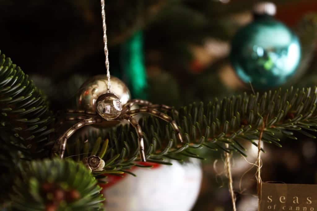 Aranhas são colocadas nas árvores de Natal na Ucrânia e em alguns outros países do leste europeu a fim de trazer prosperidade