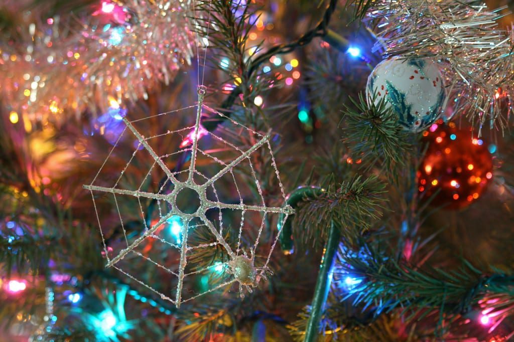 Aranhas são colocadas nas árvores de Natal na Ucrânia e em alguns outros países do leste europeu a fim de trazer prosperidade