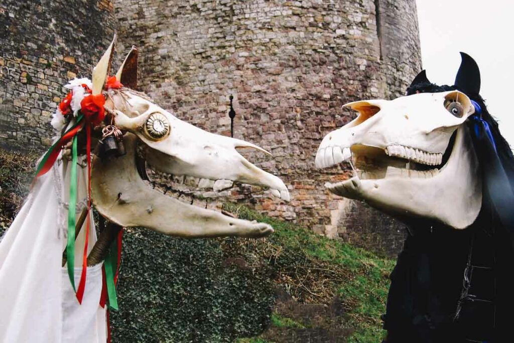 Mari Lwyd faz parte das tradições de Natal no País de Gales