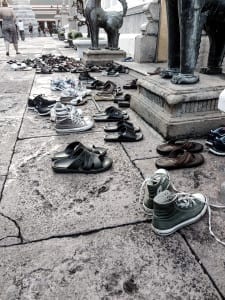 Tire os sapatos ao entrar em templos, denota respeito