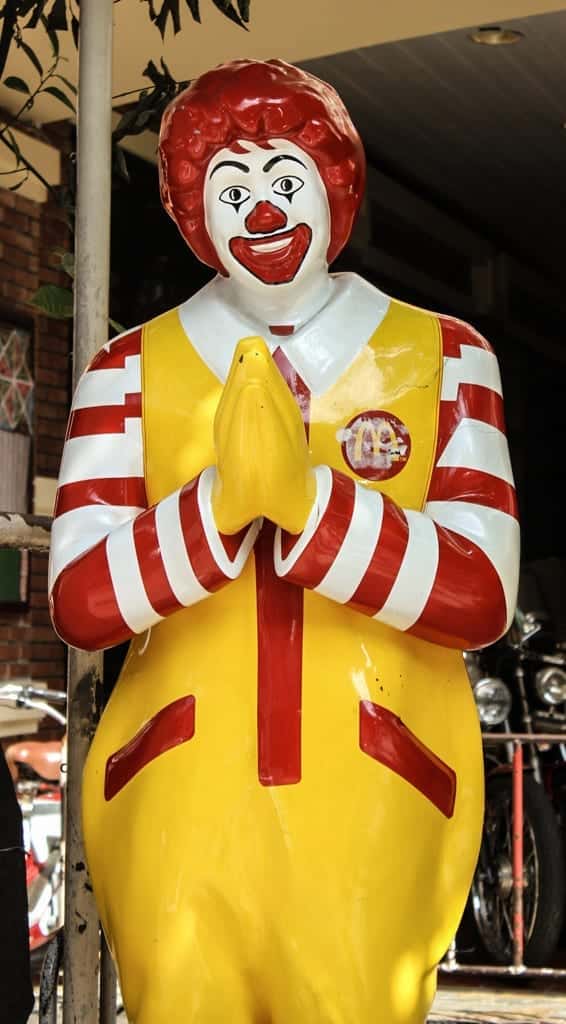O Ronald McDonald respeita as tradições tailandesas.