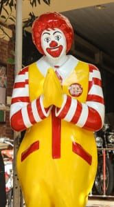 O Ronald McDonald respeita as tradições tailandesas