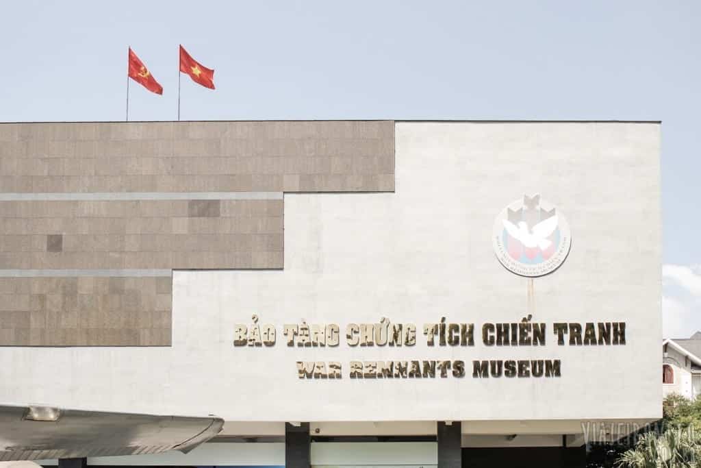 Entrada do War Remnants Museum em Ho Chi Minh, Vietnã