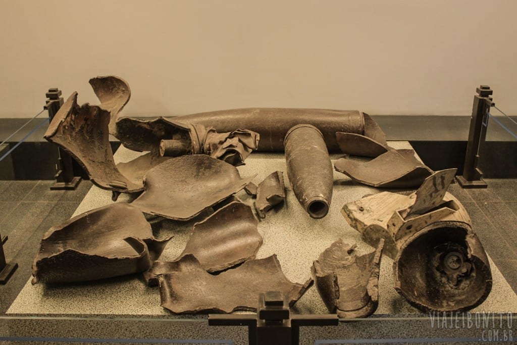 Pedaços de armamentos obtidos da Guerra do Vietnã em exposição no War Remnants Museum em Ho Chi Minh, Vietnã
