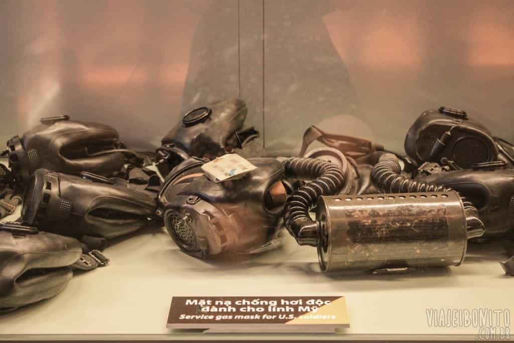 Máscaras de gás obtidas da Guerra do Vietnã em exposição no War Remnants Museum em Ho Chi Minh, Vietnã