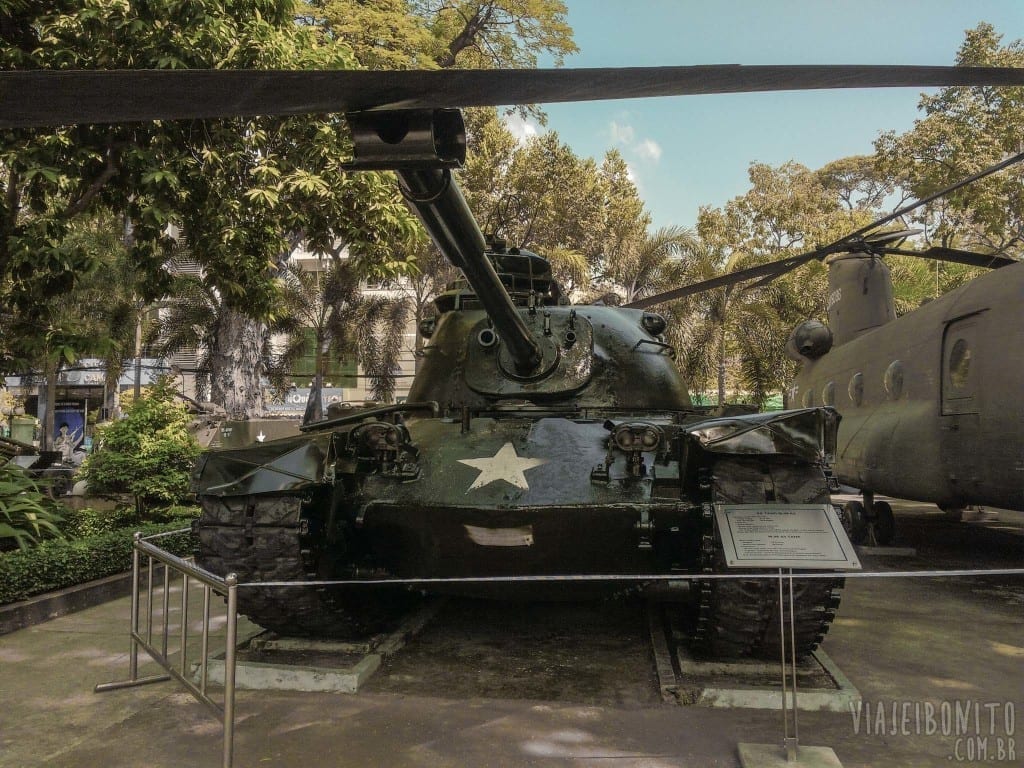 Veículos de guerra na entrada do War Remnants Museum em Ho Chi Minh, Vietnã