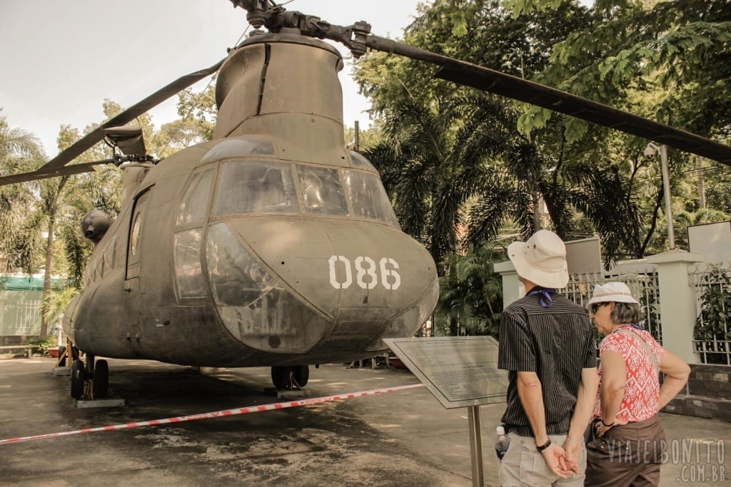 Helicóptero de guerra na entrada do War Remnants Museum em Ho Chi Minh, Vietnã