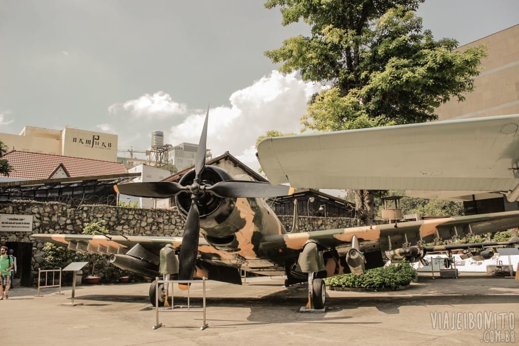 Aviões de guerra na entrada do War Remnants Museum em Ho Chi Minh, Vietnã
