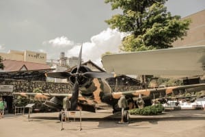 Aviões de guerra na entrada do War Remnants Museum em Ho Chi Minh, Vietnã