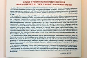 Quadro expondo o comum interesse de paz entre Estados Unidos e Vietnã. War Remnants Museum em Ho Chi Minh, Vietnã