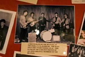Os Beatles em sua formação original, ainda com cinco integrantes, incluindo Stuart Sutcliffe (baixista) e Pete Best (baterista)