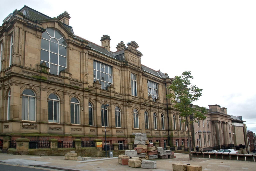 À esquerda, College of Art, onde John Lennon estudou. À direita, o Liverpool Institute, onde Paul e George estudaram e se conheceram