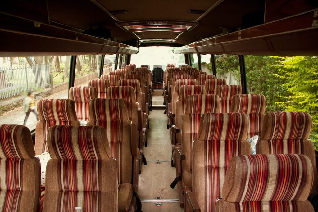 Dentro do Magical Mystery Tour Bus, que percorre alguns lugares importante para os Beatles em Liverpool