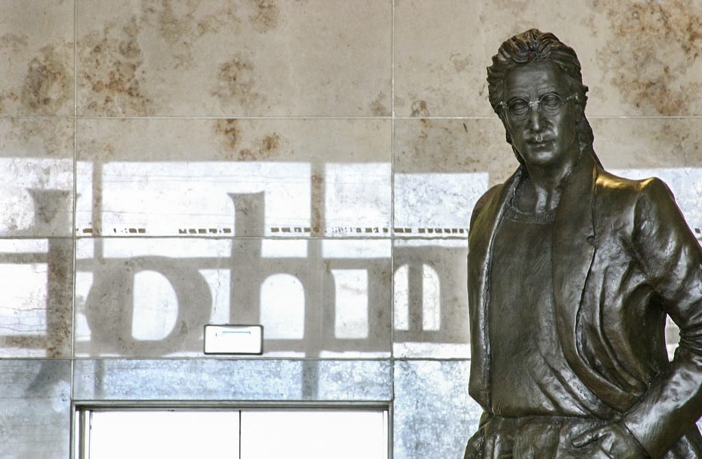 Uma estátua de bronze representa John Lennon no saguão de entrada do aeroporto de Liverpool