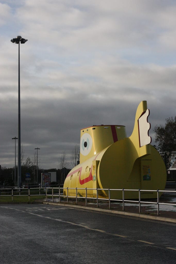 O famoso Yellow Submarine no aeroporto de Liverpool