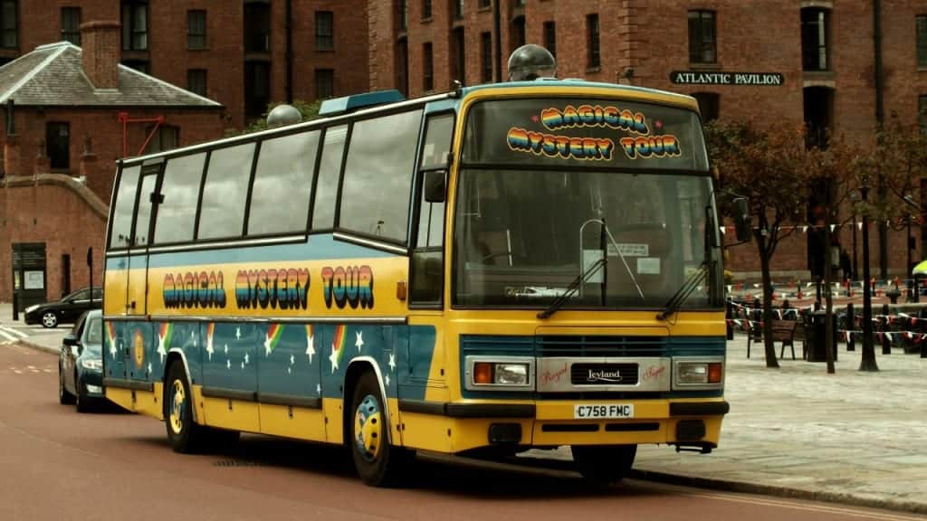 Magical Mystery Tour bus, idêntico ao original do filme