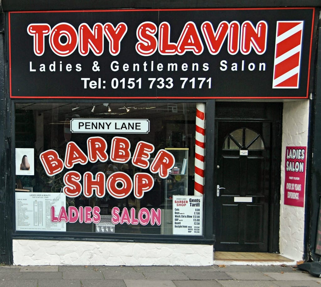Esta é a barbearia da música, conhecida nos anos 60 como "Bioletti's Barber shop".
"Penny lane there is a barber showing photographs / Of every head he's had the pleasure to have known"