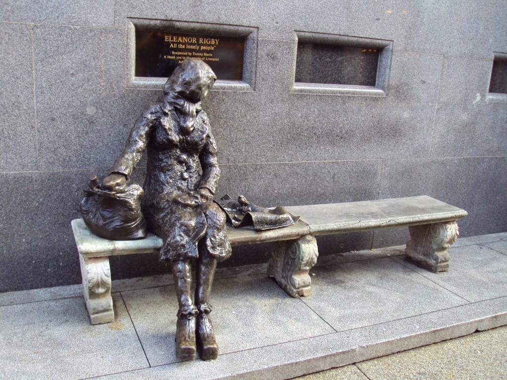 Estátua de Eleanor Rigby na Stanley Street, em Liverpool, Inglaterra