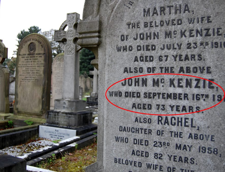 Sepultura de um senhor Padre McKenzie, no cemitério anexo à Saint Peter's Church, em Liverpool
