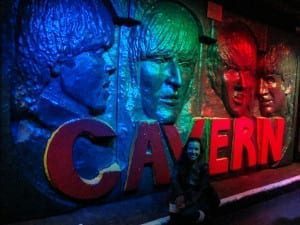Rostos dos Beatles estampados dentro do Cavern, na Mathew Street