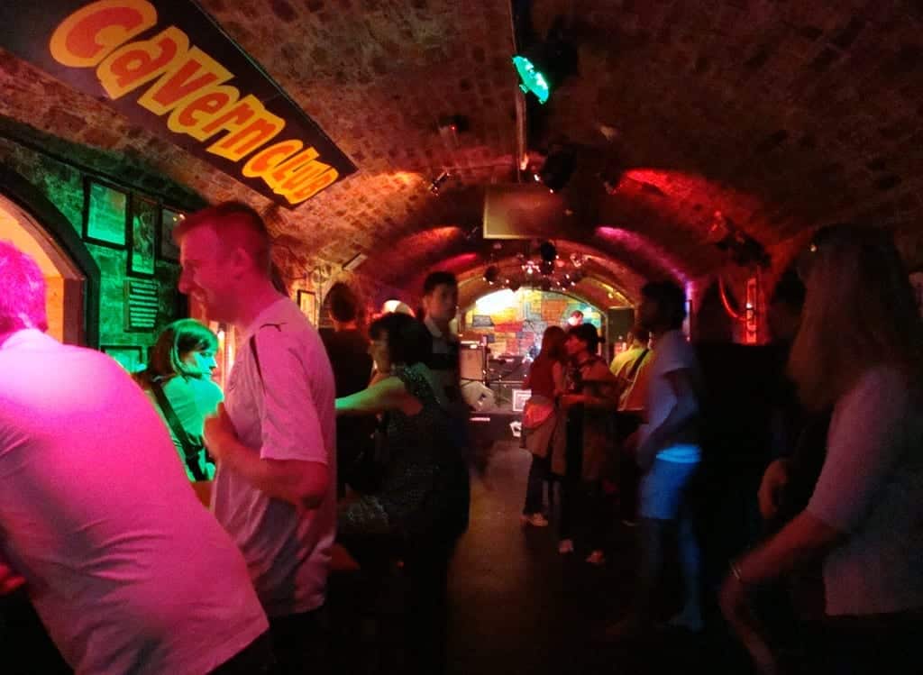 Shows acontecem o dia inteiro dentro do Cavern Club, em Liverpool