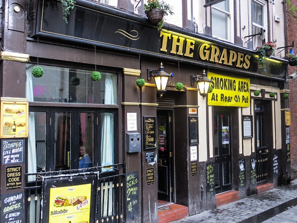 The Grapes fica na Mathew Street e foi muito frequentado pelos Beatles, já que o The Cavern não vendia bebidas alcoólicas