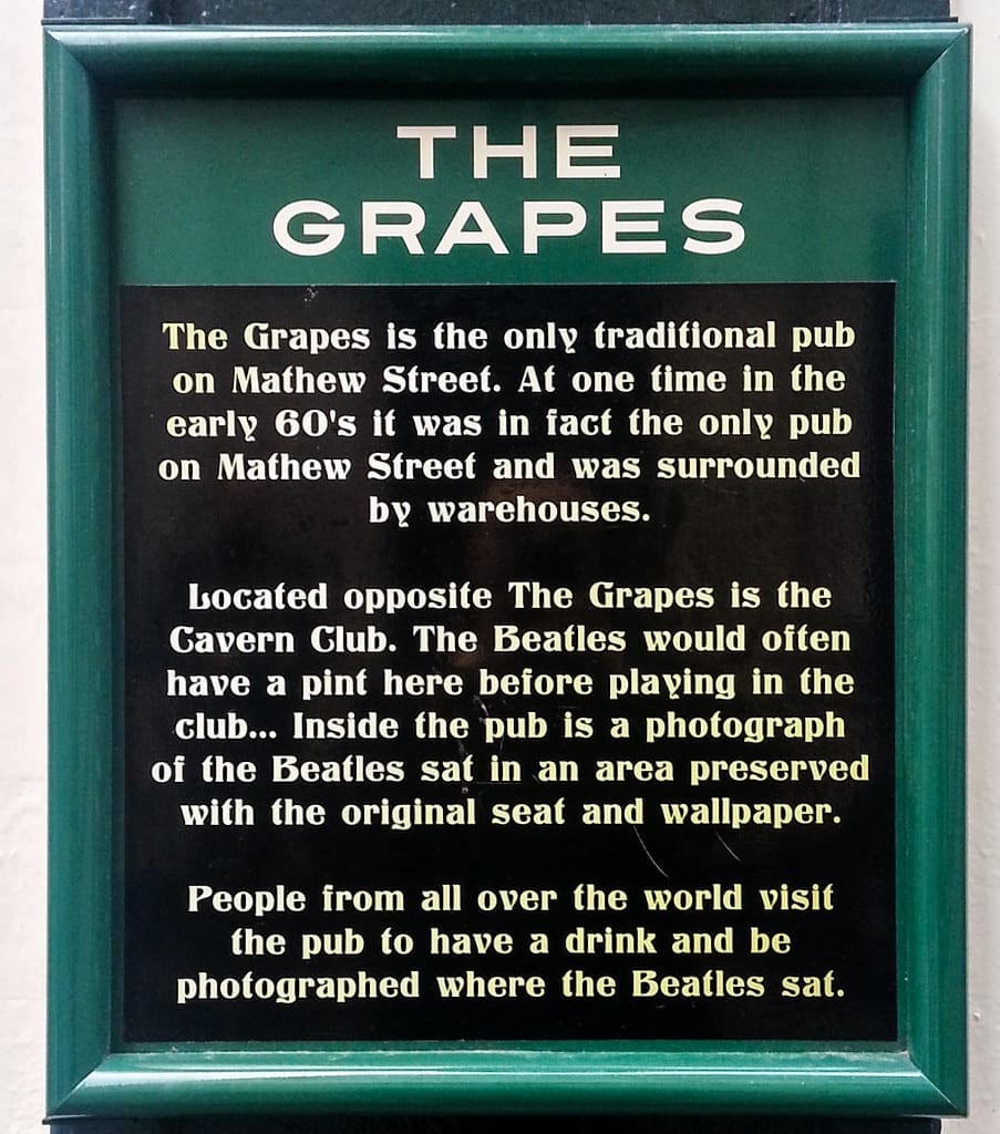 The Grapes fica na Mathew Street e foi muito frequentado pelos Beatles, já que o The Cavern não vendia bebidas alcoólicas