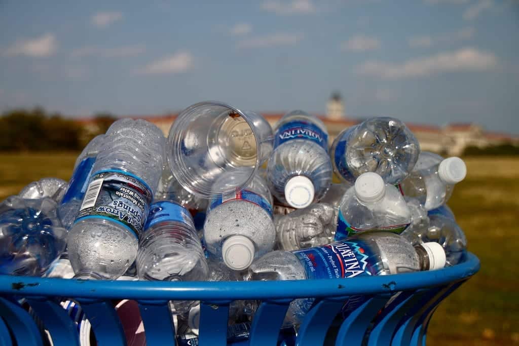 Gastos com água são dispensáveis, uma vez que as garrafas cheias precisarão ser descartadas antes do embarque.