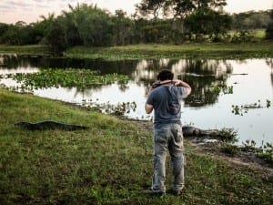 Adriano fotografando jacarés no safari pelos arredores da Pousada Aguapé, em Aquidauana, Mato Grosso do Sul, Pantanal