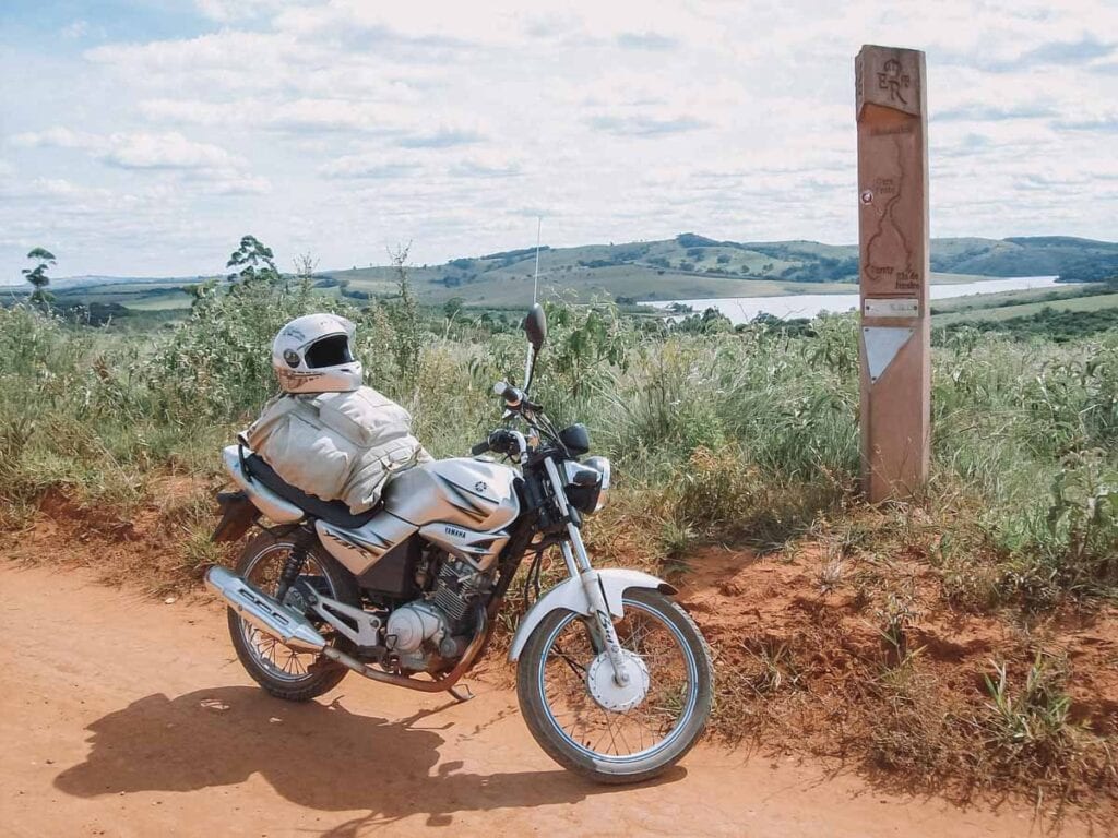 A Estrada Real engloba cidades de Minas Gerais e Rio de Janeiro, e pode ser feita de carro, de moto ou bicicleta