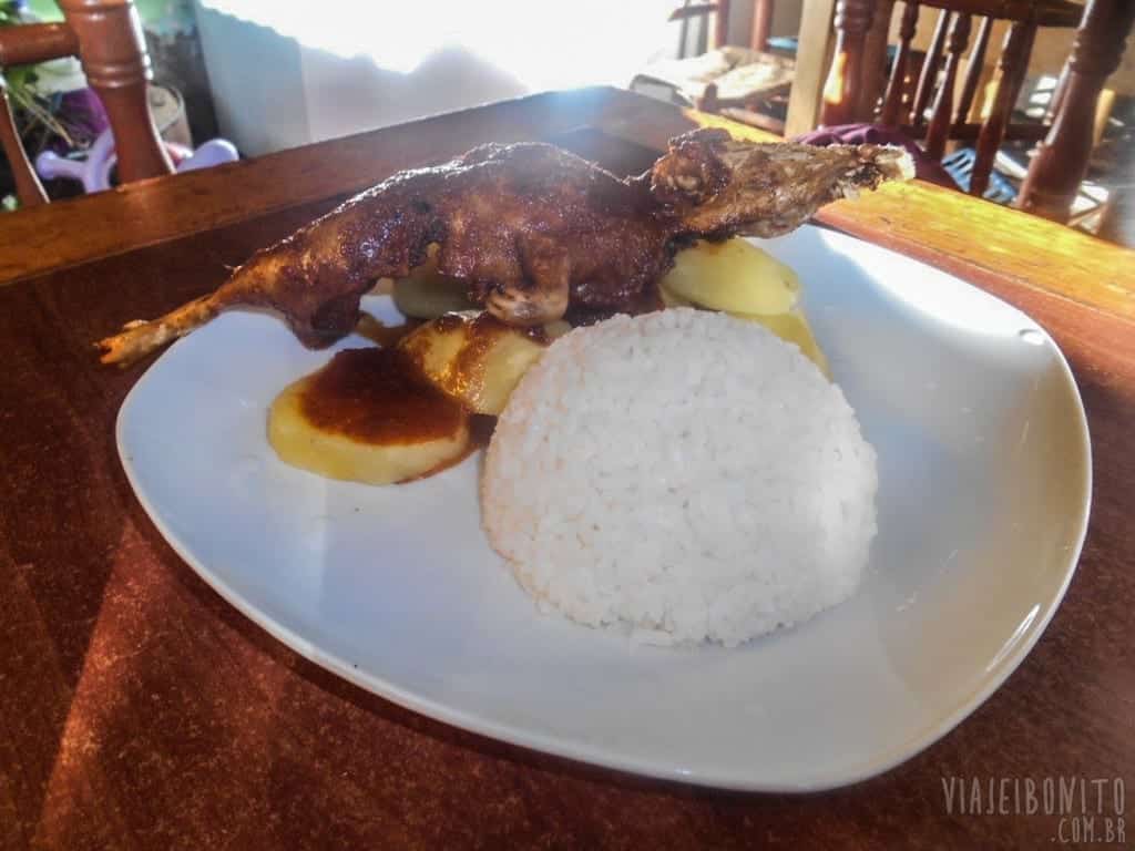 Almoçando cuy, um prato típico do Peru.
