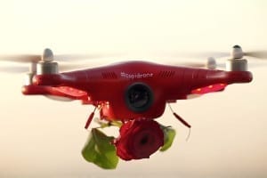 Cupidrone entrega rosas a casais e pessoas solteiras em busca de um amor