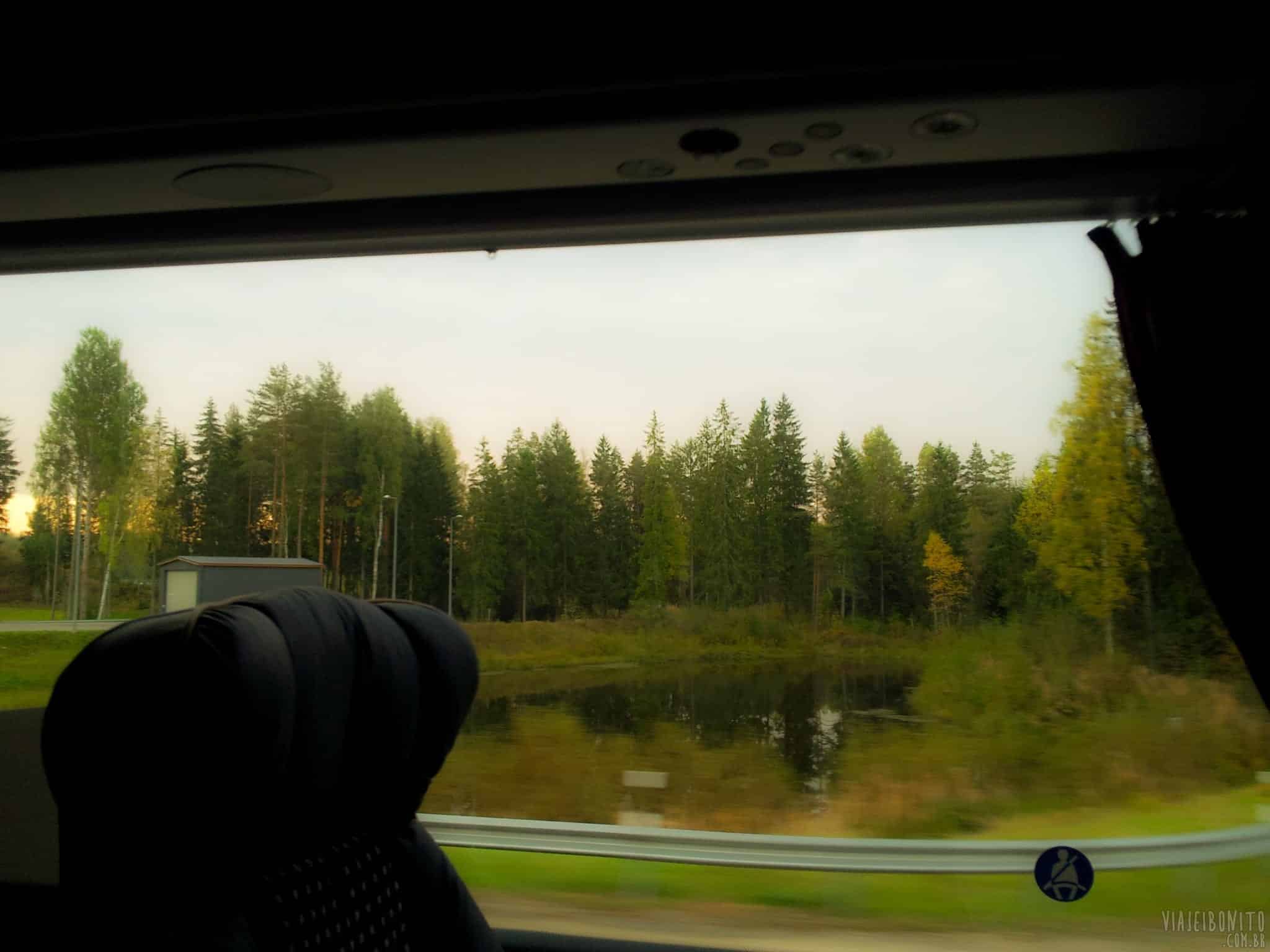 Ônibus entre Riga e Tallinn, durante mochilão pelos bálticos