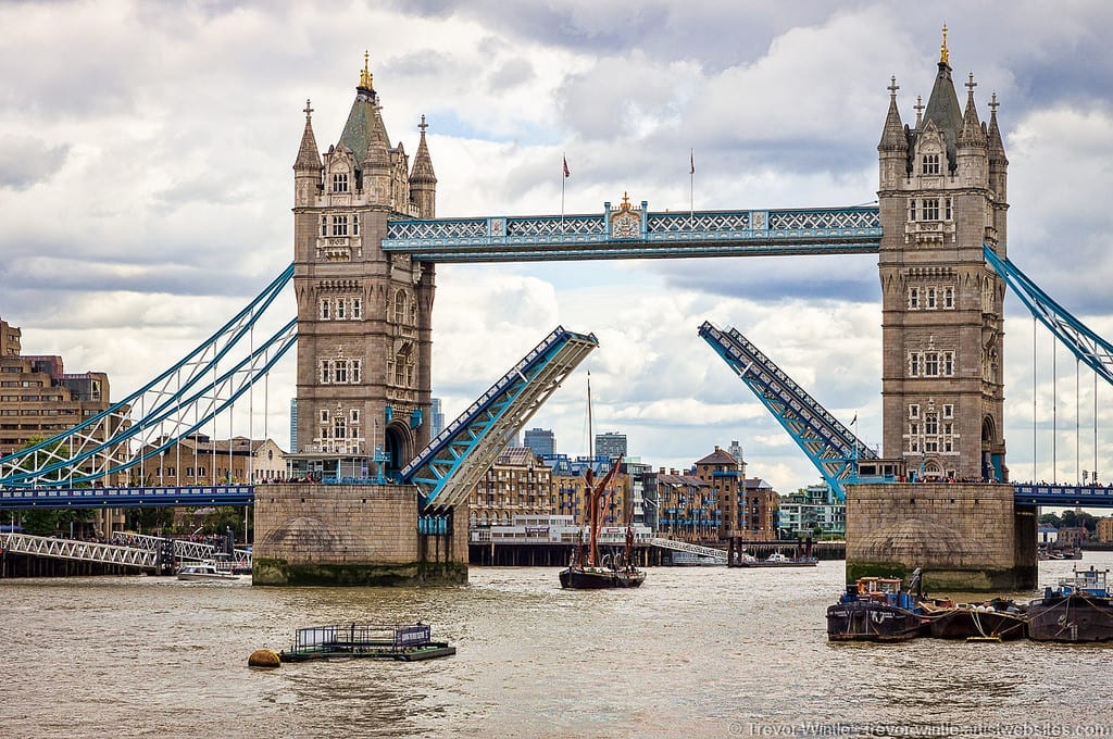 Abertura da Tower Bridge, em Londres