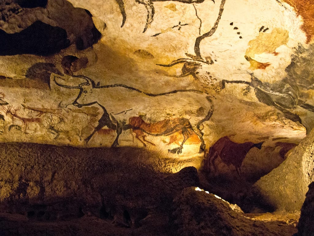 Visitas às grutas de Lascaux são restritas a pesquisadores para evitar danos às pinturas milenares.