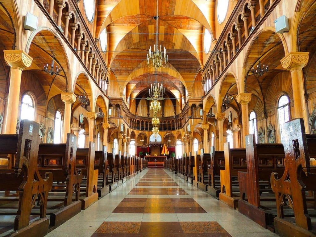Interior da Basílica de São Pedro e São Paulo, em Paramaribo, Suriname. Toda feita em madeira.