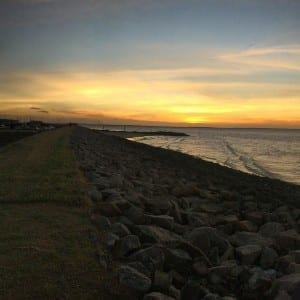 Assistir ao pôr do sol na praia de Corantijn, no Suriname